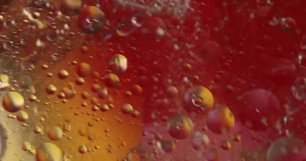 Fond coloré abstrait, Bulle jaune doré, Papier peint bulles d'eau jaune, Zoom macro bulles, Bulles de gros plan dans l'eau, Gouttes d'huile sur un fond abstrait de surface de l'eau .