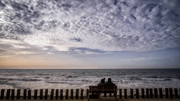 Siluet çift iskelede Pier Vlissingen, Zeeland, Hollanda, Hollanda