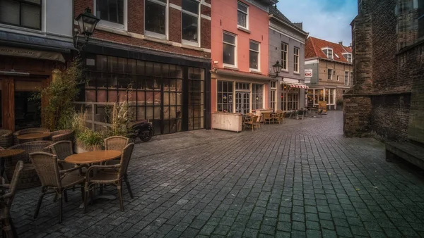 Vlissingen, Zeeland, Hollanda/Hollanda - Kasım 2017: Geleneksel Hollanda evleri ve alışveriş bölgesinin kalbinde Vlissingen mağazalar ile küçük köşe