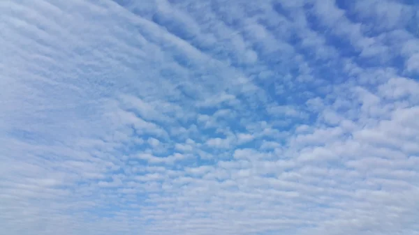 Blå himmel med vita moln — Stockfoto