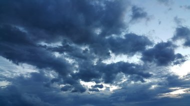Yağışlı sezon içinde karanlık bulutlu gökyüzü