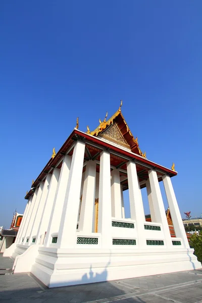 White pillars of the ordination hall at Wat Ratchanadda temple on blue sky background, Bangkok, Thailand — Stock Photo, Image