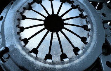 Gri renkli otomobil motoru bölümü