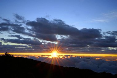Sabah dağ manzara sis ve karanlık bulutlu gökyüzü dalga ile.