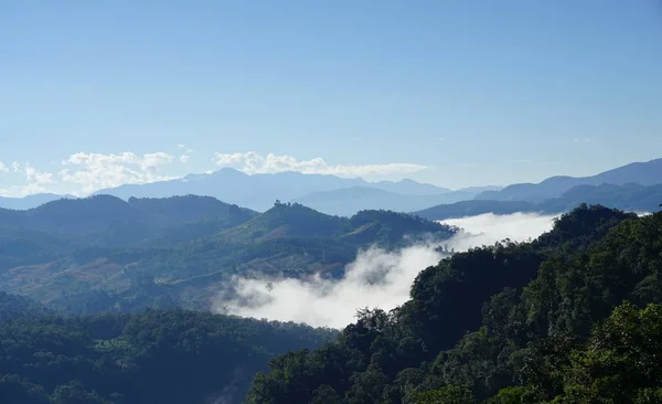 Matin paysage de montagne avec des vagues de brouillard à baan ja bo, Mae — Photo