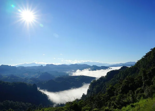 Matin paysage de montagne avec des vagues de brouillard à baan ja bo, Mae — Photo