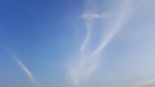 Céu azul claro com nuvem branca suave — Fotografia de Stock