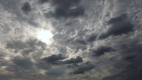 Donkere bewolkte hemel met zonlicht — Stockfoto