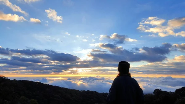Voyageur regardant le beau lever de soleil sur le sommet de la montagne — Photo