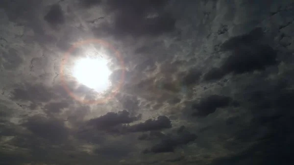 Céu nublado escuro com coroa de sol — Fotografia de Stock