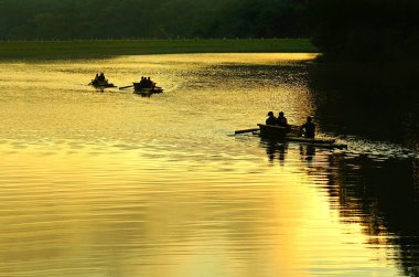 Pang Oung Gölde yüzen bambu sallar üzerinde oturan turist 