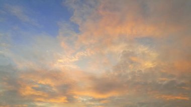 Dramatik renkli gökyüzü bulutlu gün batımı sırasında