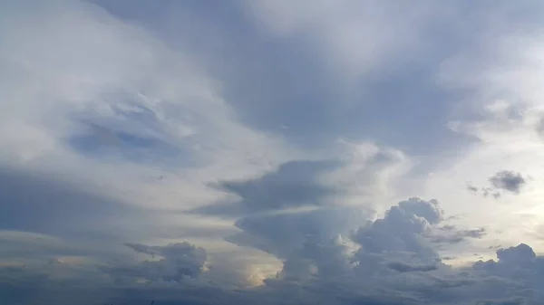 多云的天空与太阳光芒 — 图库照片