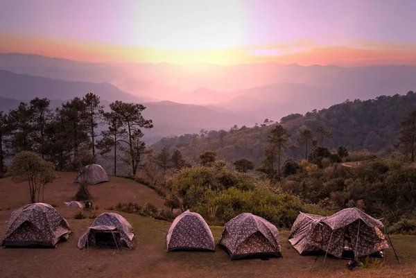 Camping tende sulla cima della montagna durante il bel tramonto — Foto Stock