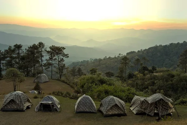 Tendas de acampamento no topo da montanha durante o belo pôr do sol em — Fotografia de Stock