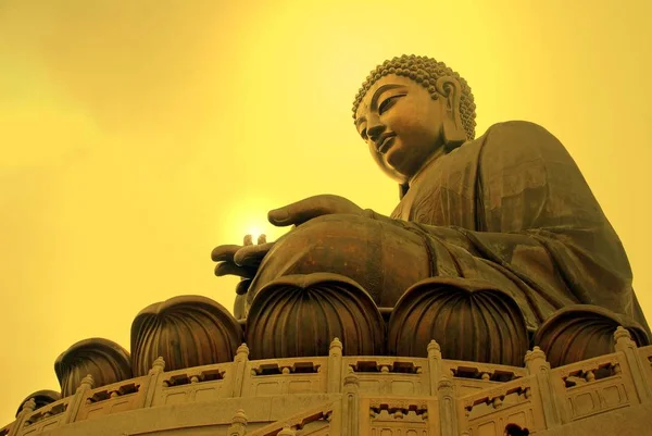 Po Lin manastırda Tian Tan Buda veya dev Buda heykeli 