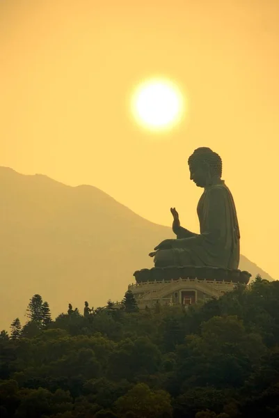 Tian Tan Buddha ou estátua de Buda Gigante no Mosteiro de Po Lin — Fotografia de Stock