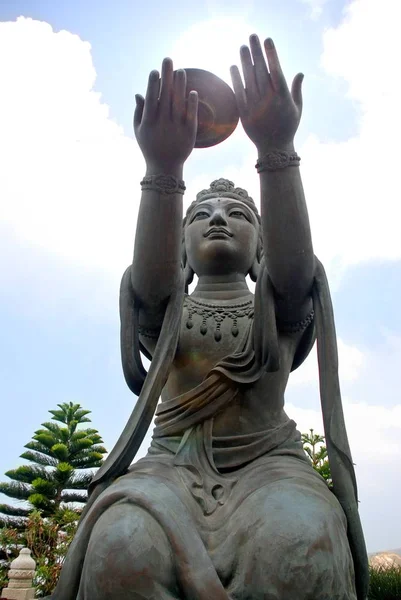 Estatua Puja Bodhisattva al pie del gigante Tian Tan Buddha Po Lin — Foto de Stock