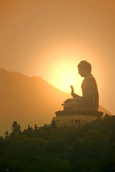 Tian Tan Buddha ou estátua de Buda Gigante no Mosteiro de Po Lin Ngong — Fotografia de Stock