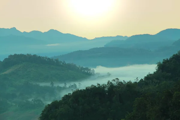 Matin paysage de montagne avec des vagues de brouillard à baan ja bo, Mae — Photo