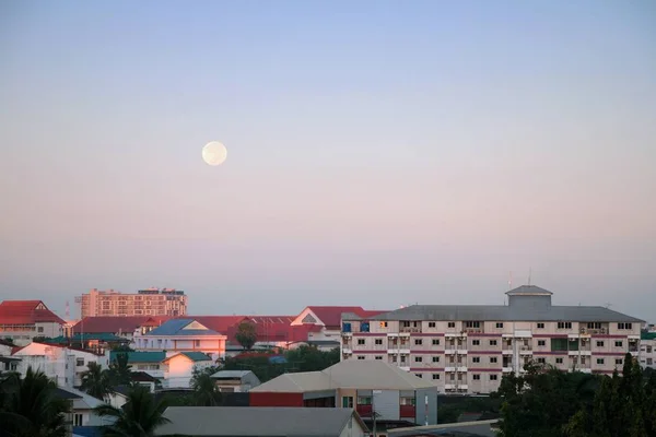 Full moon over the apartment buildings during early morning — Stock Photo, Image