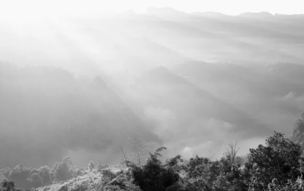 Lever de soleil sur le paysage de montagne avec de beaux rayons de soleil et — Photo