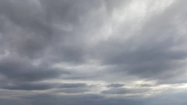 Cielo nublado oscuro en temporada de lluvias — Foto de Stock