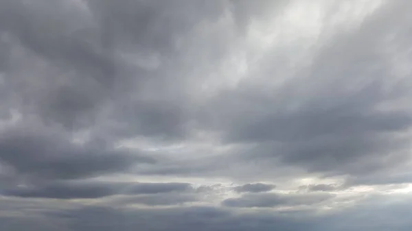 Cielo scuro nuvoloso nella stagione delle piogge — Foto Stock