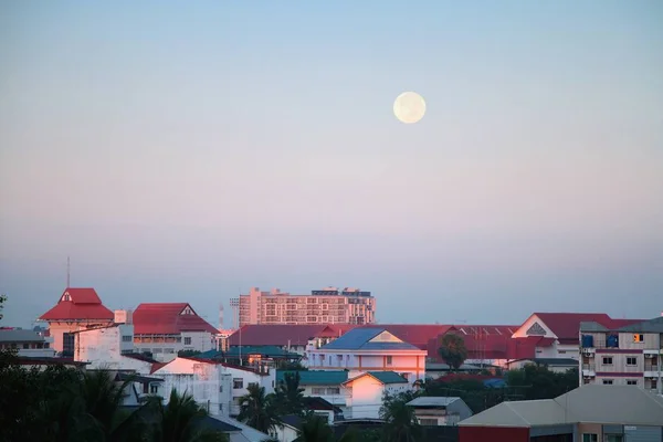 Full moon over the apartment buildings during early morning at U — Stock Photo, Image