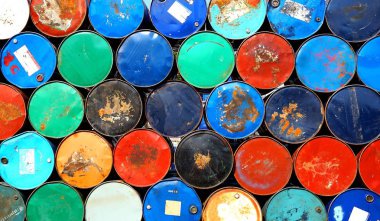 MultiColors eski paslı petrol varil yığın satırları