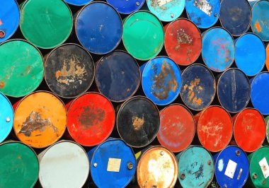 MultiColors eski paslı petrol varil yığın satırları