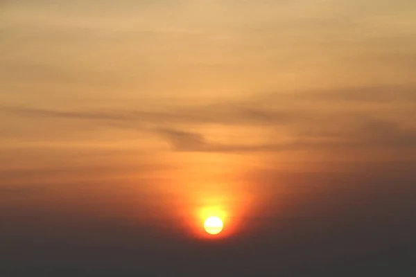 Ciel nuageux dramatique lever de soleil — Photo