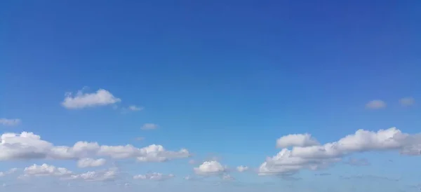 Błękitne niebo tło z białymi chmurami — Zdjęcie stockowe