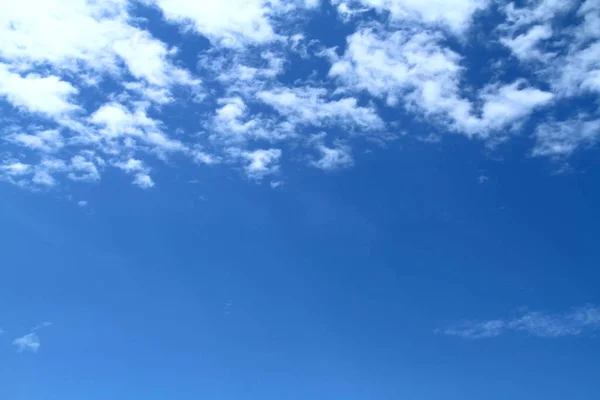 Μπλε φόντο του ουρανού με λευκά σύννεφα — Φωτογραφία Αρχείου