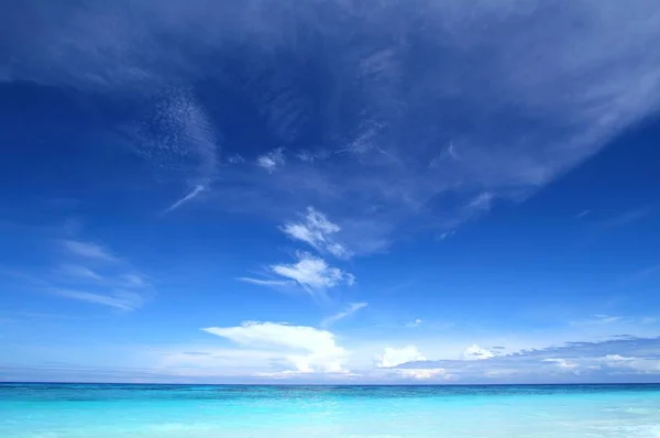 Bellissimo paesaggio marino tropicale con cielo azzurro chiaro e morbido bianco c — Foto Stock