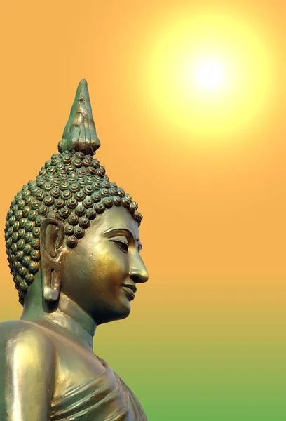 Volto e testa di statua di Buddha verde dorato — Foto Stock