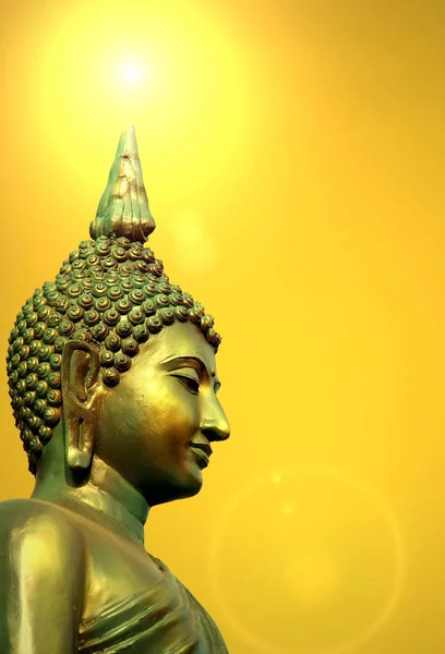 Rosto e cabeça de estátua de Buda verde dourado com efeito de chama de lente — Fotografia de Stock