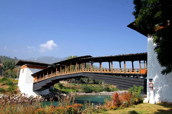 PUNA MOCCHU BAZAM: Antik træbro ved Punakha Dzong Mona - Stock-foto