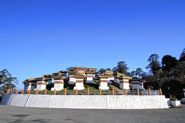 108 chortens (stupas) olduğunu Bhuta onuruna anma
