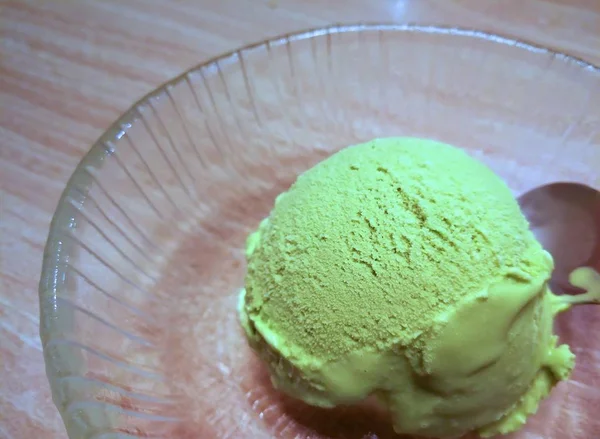 アイスクリームのためのスプーンとガラスのボウルで緑茶アイス クリーム スクープ — ストック写真