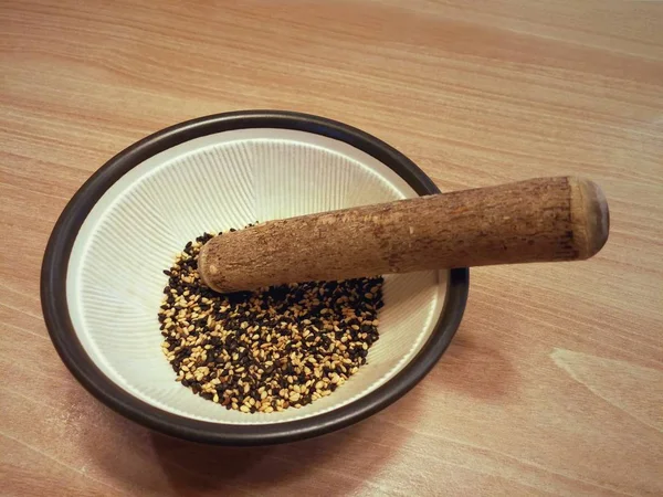 Чорно -біла смаженого насіння кунжуту в миску японський розчавити. — стокове фото
