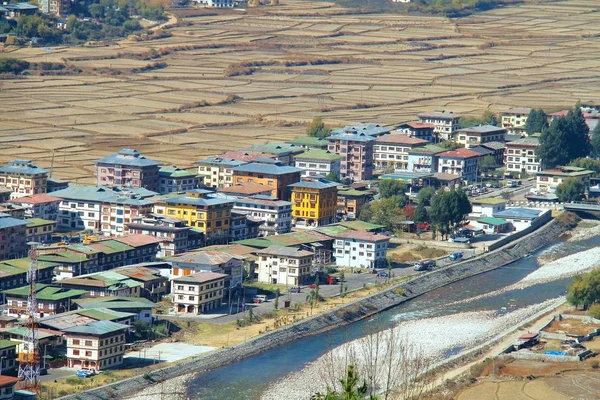 Vista aérea de la ciudad de Paro con coloridas casas de paisaje cerca de un r — Foto de Stock