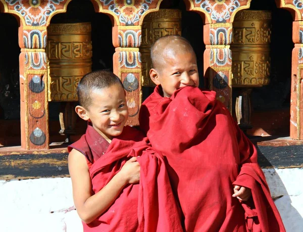 : Paro, Bhutan - November06, 2012: Kimliği belirsiz gülümseyen genç keşiş