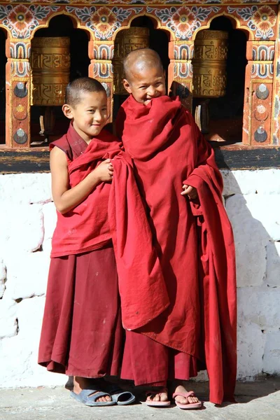 Πάρο, Μπουτάν - November06, 2012: Αγνώστων χαμογελαστός νεαρός μοναχός — Φωτογραφία Αρχείου