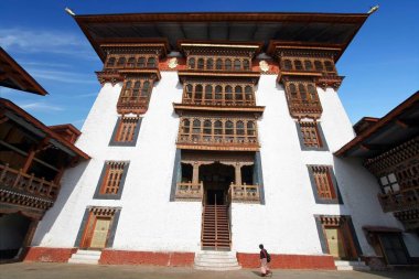 Paro Rinpung Dzo yürüme geleneksel kadında Bhutan elbise