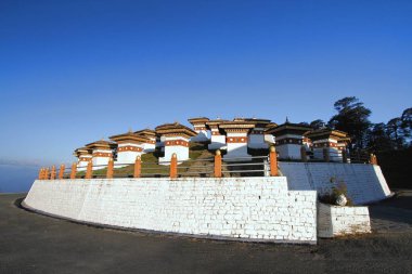 108 chortens (stupas) olduğunu Bhuta onuruna anma