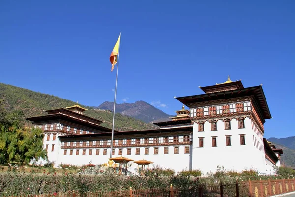 Vlajka obřad na Tashicho Dzong nebo Thimpu palác. Buddhistické monas — Stock fotografie