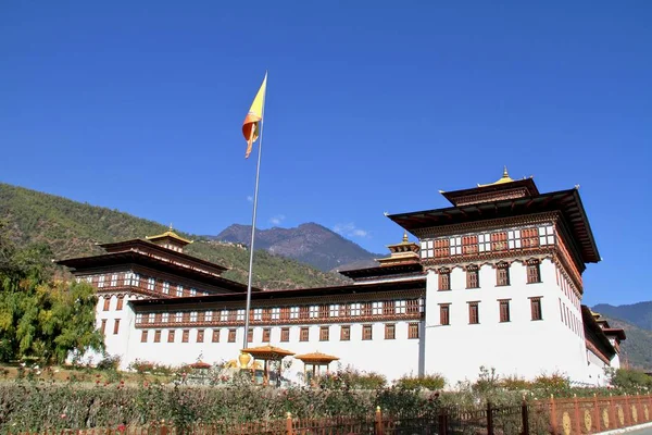 Cérémonie du drapeau au palais Tashicho Dzong ou Thimpu. Monas bouddhistes — Photo