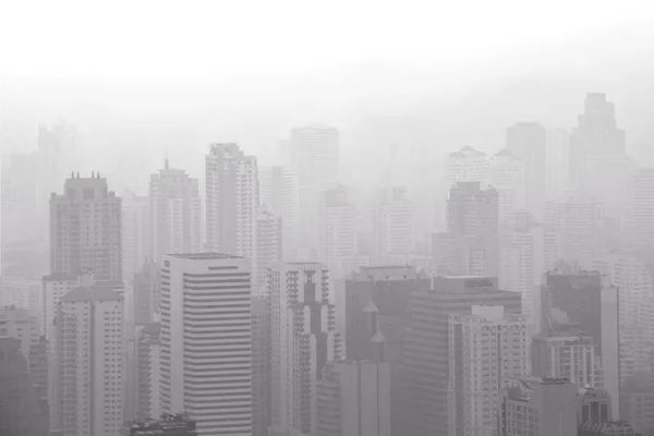 大気汚染と都会の空撮スモッグを引き起こす低 vi/ — ストック写真