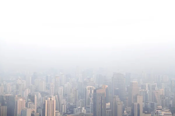 大気汚染と都会の空撮スモッグを引き起こす低 vi/ — ストック写真